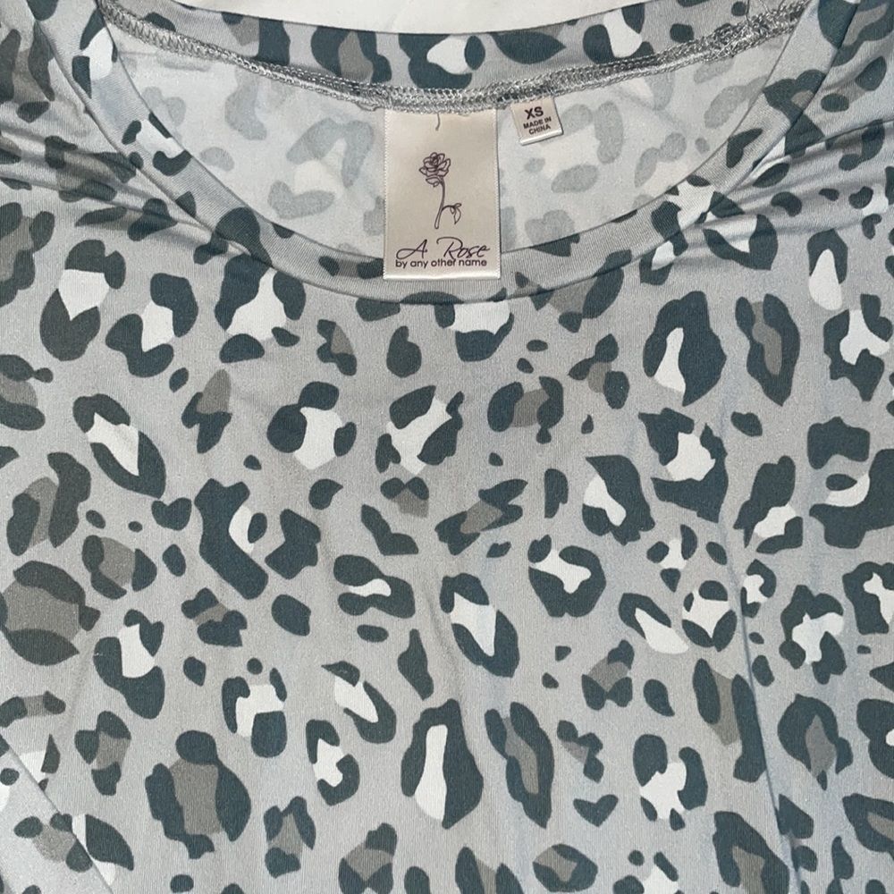 Grey leopard lounge set - Picture 2 of 2